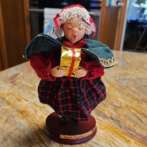MERVYNS 1997 Christmas Caroler Singer Figurine Sarah Nottingham